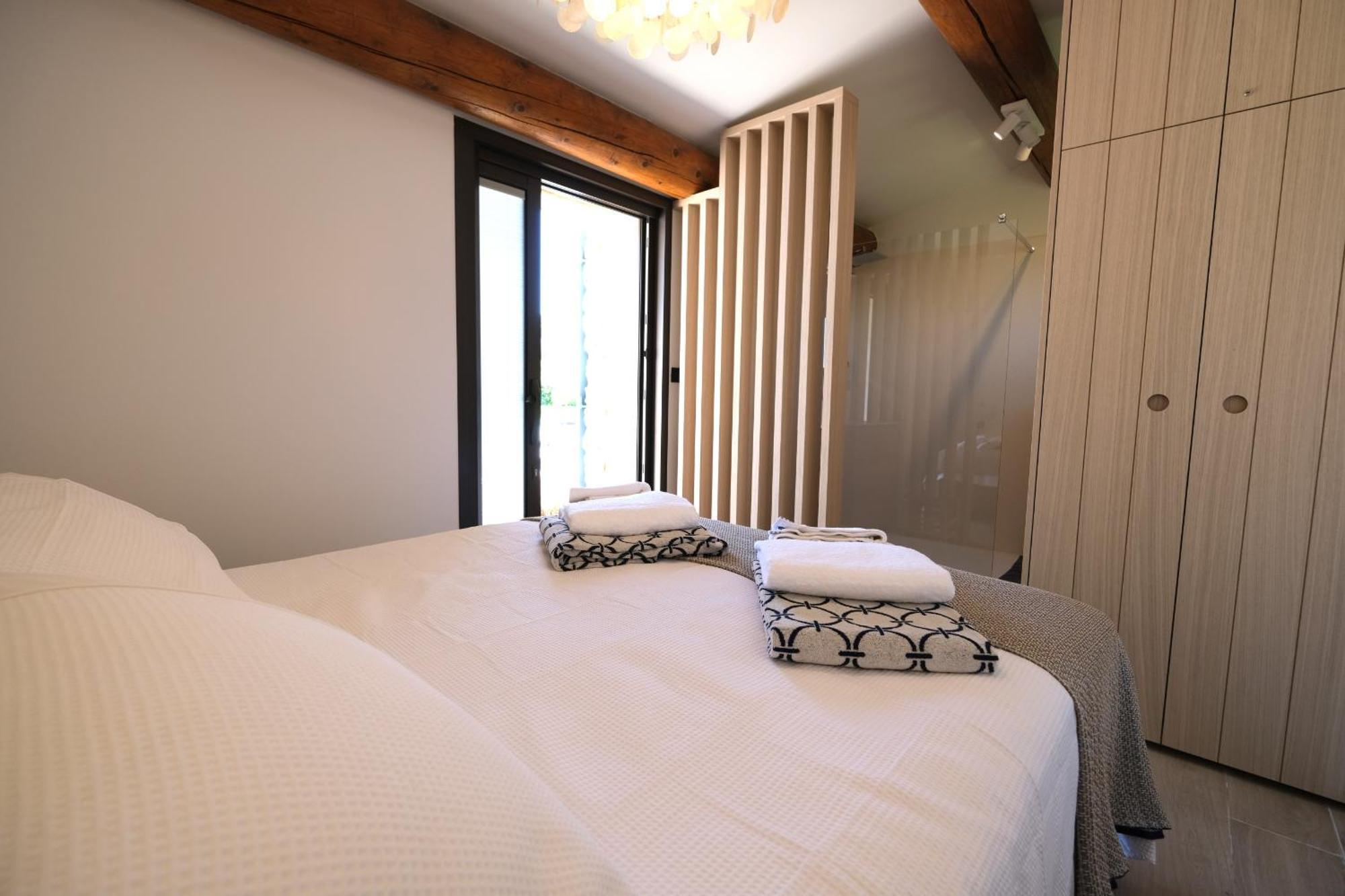 Provencal House With Heated Pool, View Of The Luberon In Robion - Accommodates 12 People. Buitenkant foto