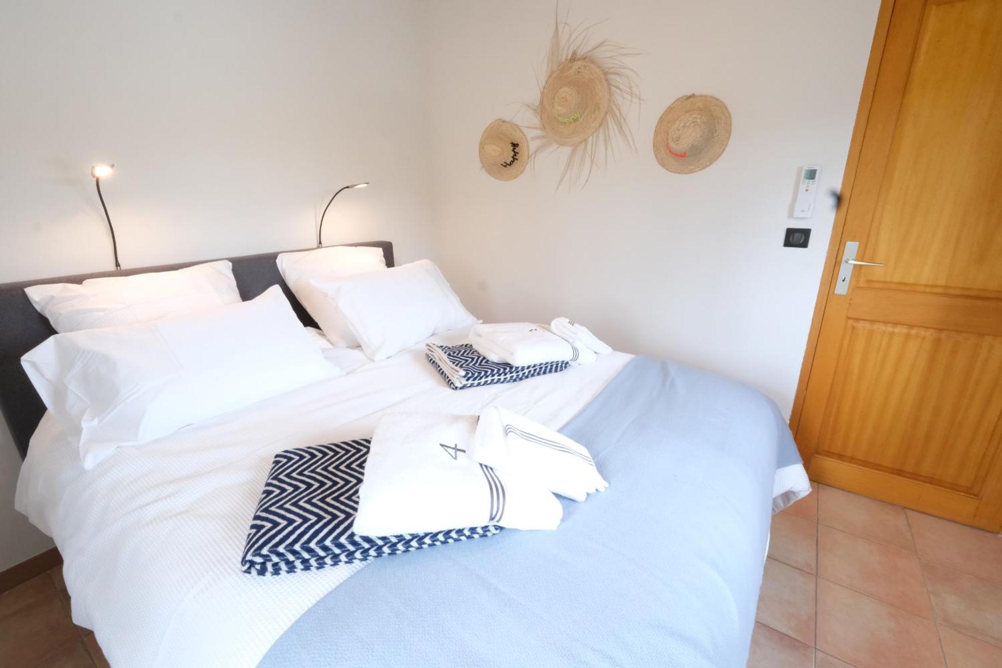 Provencal House With Heated Pool, View Of The Luberon In Robion - Accommodates 12 People. Buitenkant foto