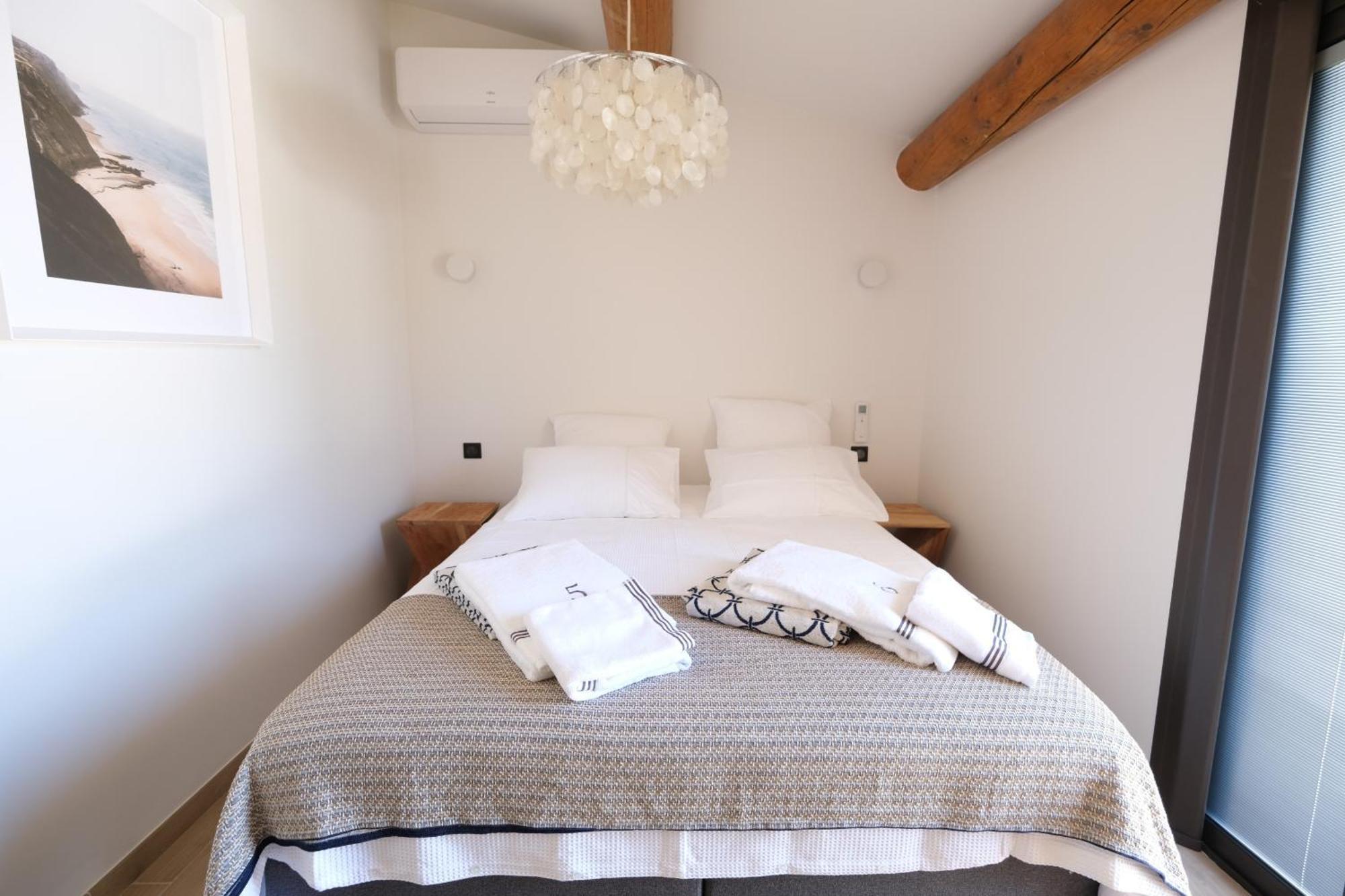 Provencal House With Heated Pool, View Of The Luberon In Robion - Accommodates 12 People. Buitenkant foto