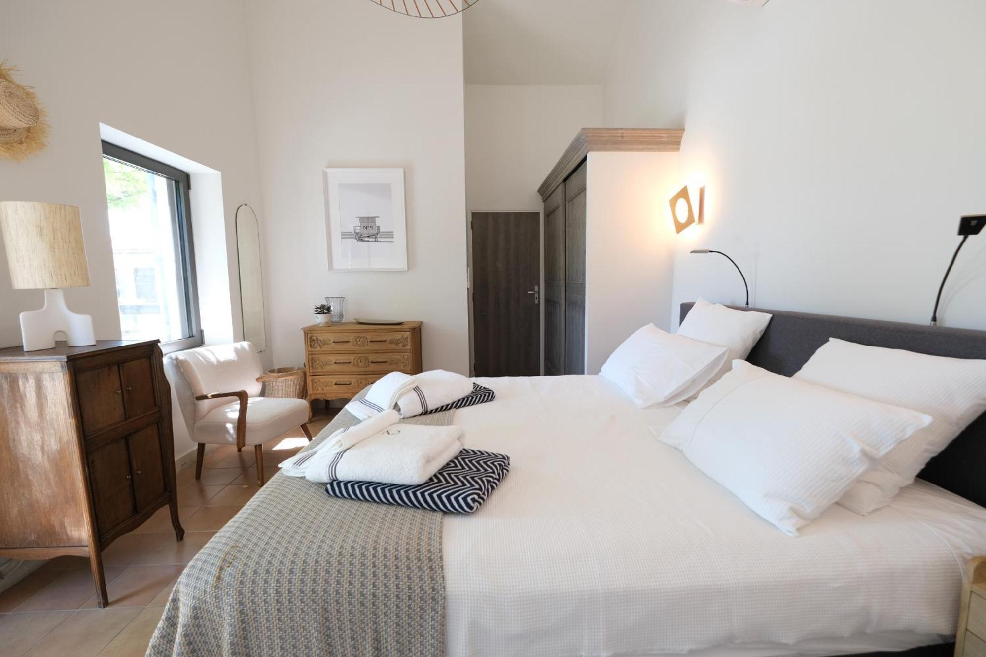 Provencal House With Heated Pool, View Of The Luberon In Robion - Accommodates 12 People. Buitenkant foto