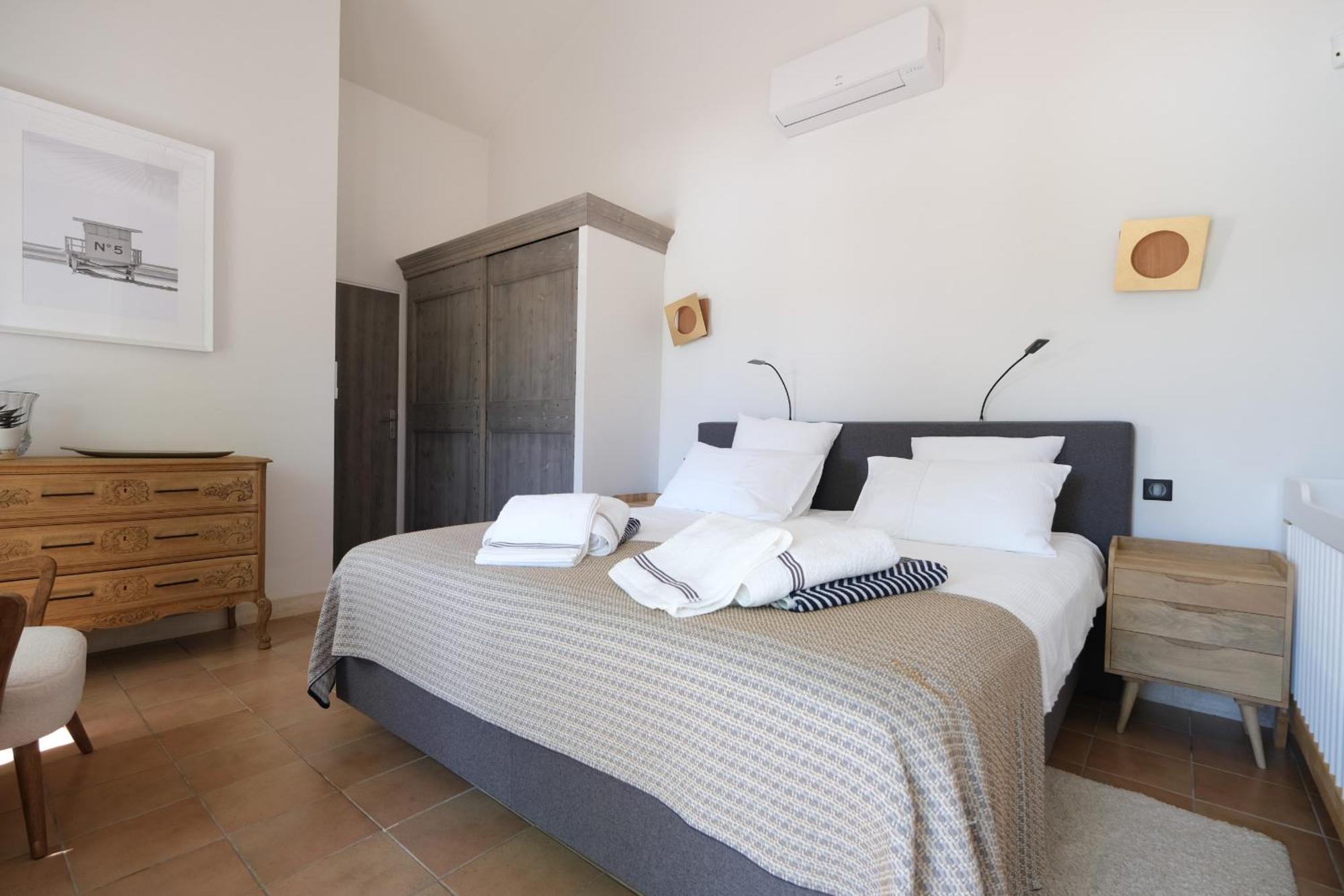 Provencal House With Heated Pool, View Of The Luberon In Robion - Accommodates 12 People. Buitenkant foto