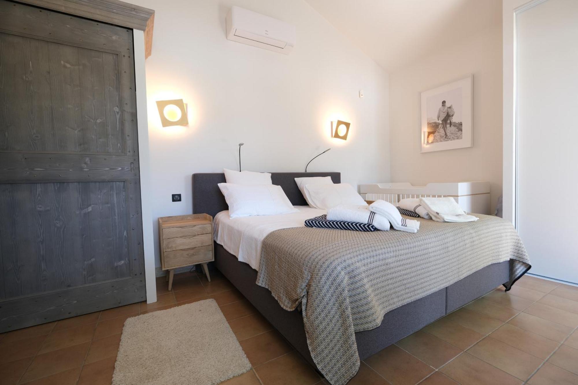 Provencal House With Heated Pool, View Of The Luberon In Robion - Accommodates 12 People. Buitenkant foto