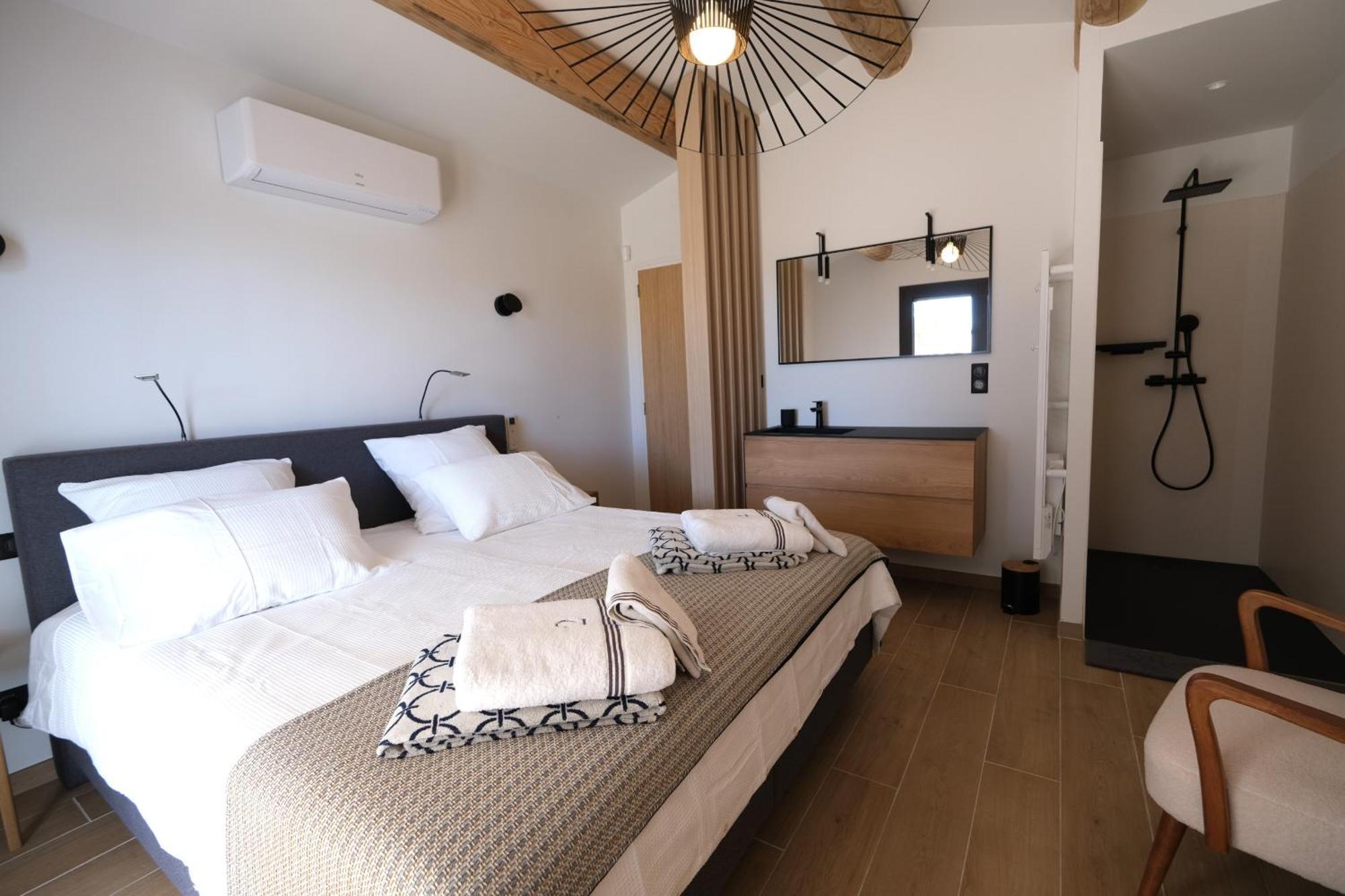 Provencal House With Heated Pool, View Of The Luberon In Robion - Accommodates 12 People. Buitenkant foto
